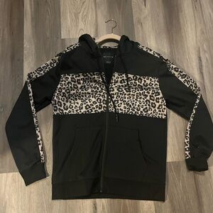 Chic Black Hoodie with Leopard Medium